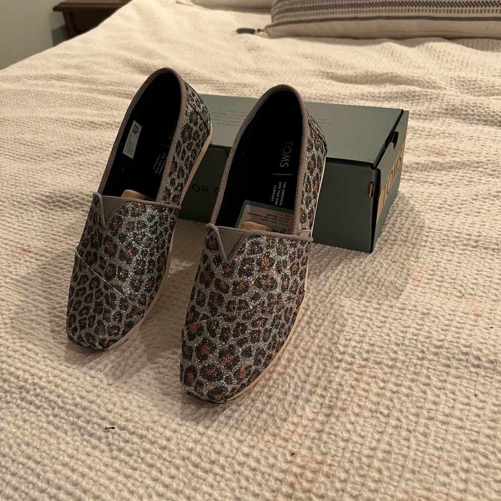 COPY - TOMS Glitter Cheetah print show.  Never Worn.  Womens size 9.